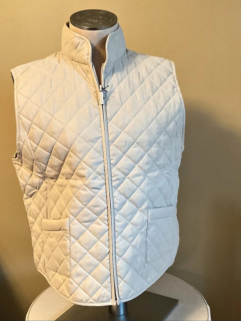 NWT Size Medium Van Heusen Quilted Zip Vest in Cream